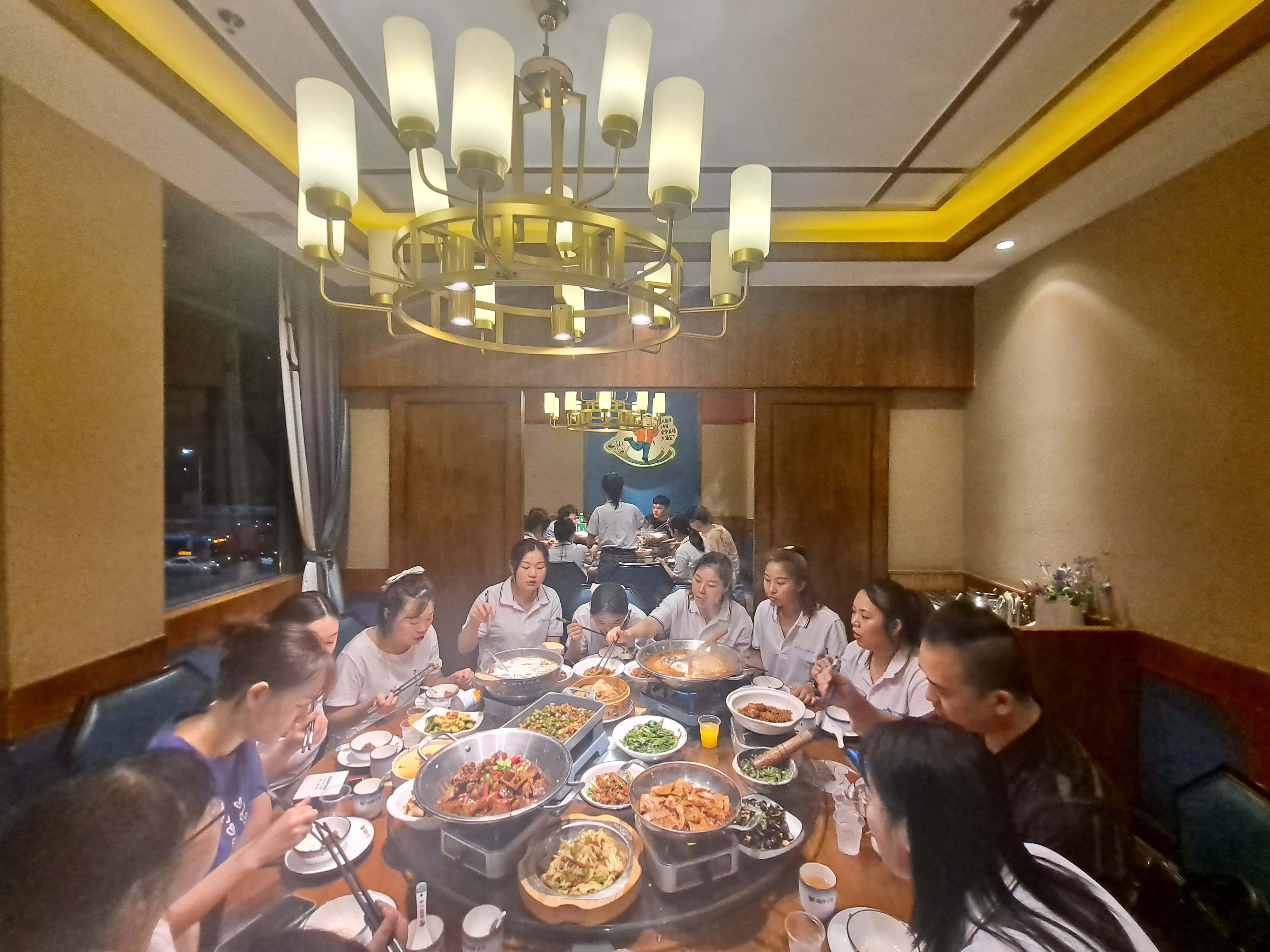 聚餐.jpg 聚餐.jpg